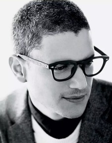 戴上眼镜，书香满溢的儒雅型男也相当性感