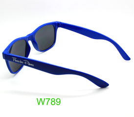 蓝色经典米钉款太阳镜 时尚与实用的完美融合，打造男女通用户外新潮流